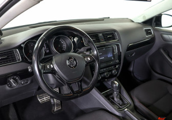 Подержанный автомобиль Volkswagen Jetta Sedan 2017 года (10 фото)