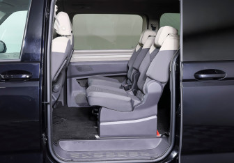 Подержанный автомобиль Volkswagen Multivan 2022 года (12 фото)