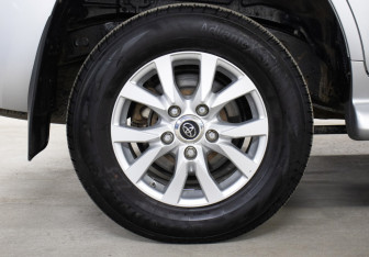 Подержанный автомобиль Toyota Land Cruiser Suv 2015 года (23 фото)