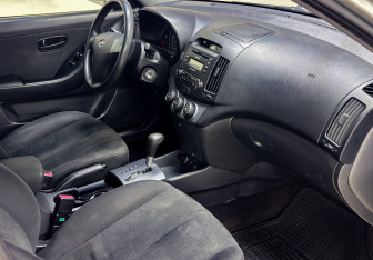 Подержанный автомобиль Hyundai Elantra Sedan 2008 года (9 фото)