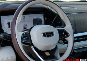 Подержанный автомобиль Geely Monjaro 2023 года (19 фото)