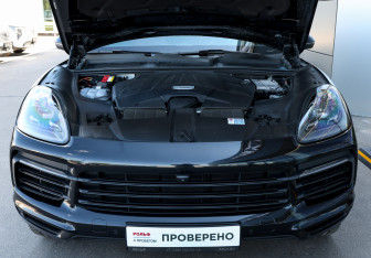 Подержанный автомобиль Porsche Cayenne 2020 года (10 фото)