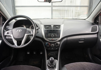 Подержанный автомобиль Hyundai Solaris Sedan 2011 года (10 фото)