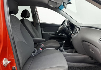 Подержанный автомобиль Kia Rio Sedan 2010 года (10 фото)