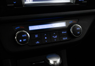 Подержанный автомобиль Toyota Corolla Sedan 2014 года (10 фото)