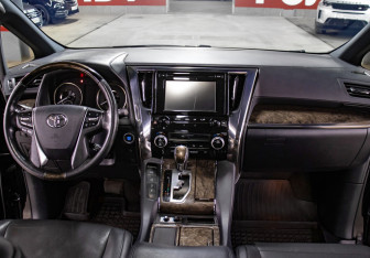 Подержанный автомобиль Toyota Alphard 2019 года (18 фото)