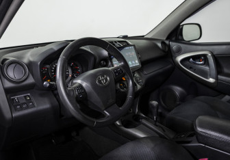 Подержанный автомобиль Toyota RAV4 2011 года (10 фото)