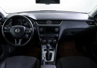 Подержанный автомобиль Skoda Octavia Liftback 2015 года (9 фото)