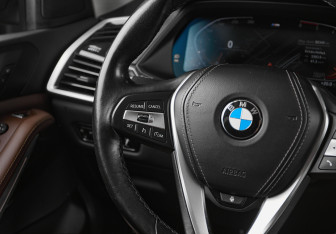 Подержанный автомобиль BMW X5 2021 года (16 фото)