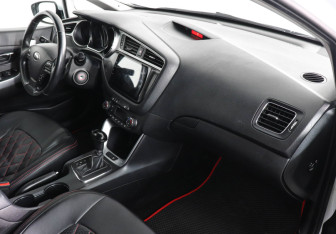 Подержанный автомобиль Kia Ceed Wagon 2015 года (10 фото)