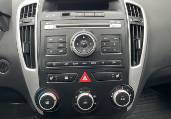 Подержанный автомобиль Kia Ceed Wagon 2011 года (14 фото)