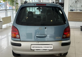 Подержанный автомобиль Toyota Corolla Spacio 1998 года (6 фото)