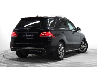 Подержанный автомобиль Mercedes-Benz GLE 2015 года (19 фото)