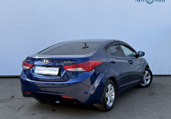 Подержанный автомобиль Hyundai Elantra Sedan 2012 года (5 фото)