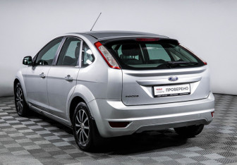 Подержанный автомобиль Ford Focus Hatchback 2010 года (7 фото)