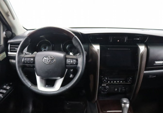 Подержанный автомобиль Toyota Fortuner 2019 года (14 фото)