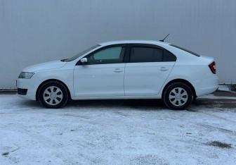 Подержанный автомобиль Skoda Rapid Liftback 2018 года (8 фото)