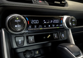 Подержанный автомобиль Toyota RAV4 2025 года (28 фото)