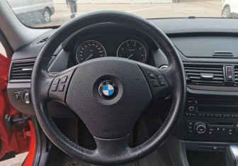 Подержанный автомобиль BMW X1 2014 года (11 фото)