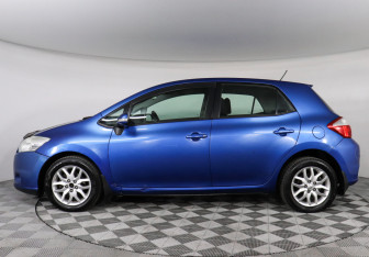 Подержанный автомобиль Toyota Auris Hatchback 2011 года (11 фото)