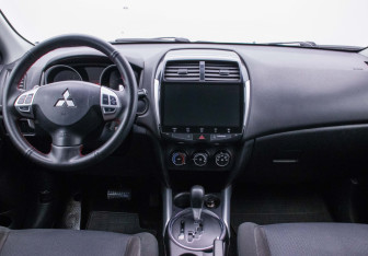 Подержанный автомобиль Mitsubishi ASX 2011 года (13 фото)