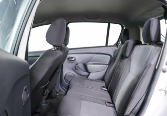 Подержанный автомобиль Renault Sandero 2018 года (16 фото)