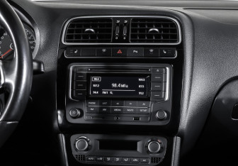 Подержанный автомобиль Volkswagen Polo Sedan 2017 года (14 фото)