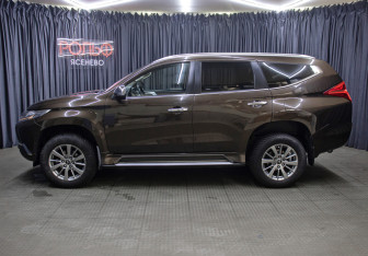 Подержанный автомобиль Mitsubishi Pajero Sport 2019 года (8 фото)