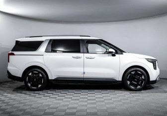Подержанный автомобиль Kia Carnival 2024 года (4 фото)