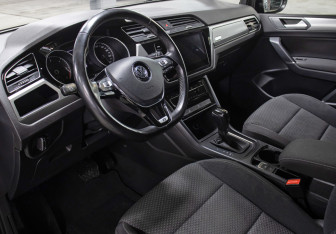 Подержанный автомобиль Volkswagen Touran 2019 года (17 фото)