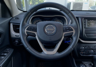 Подержанный автомобиль Jeep Cherokee 2014 года (14 фото)