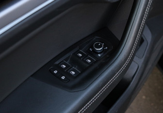 Подержанный автомобиль Volkswagen Touareg 2019 года (20 фото)