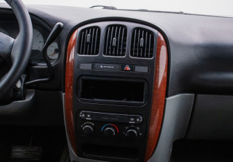 Подержанный автомобиль Chrysler Town & Country 2006 года (15 фото)