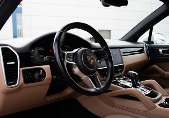 Подержанный автомобиль Porsche Cayenne 2019 года (9 фото)