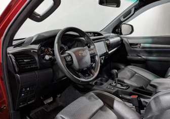 Подержанный автомобиль Toyota Hilux 2020 года (15 фото)