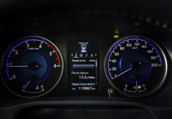 Подержанный автомобиль Toyota Hilux 2015 года (16 фото)