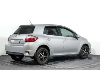 Подержанный автомобиль Toyota Auris Hatchback 2011 года (5 фото)