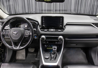 Подержанный автомобиль Toyota RAV4 2020 года (14 фото)