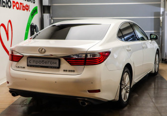 Подержанный автомобиль Lexus ES 2013 года (4 фото)