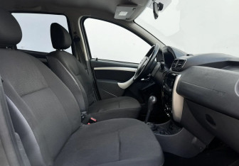 Подержанный автомобиль Nissan Terrano 2014 года (10 фото)