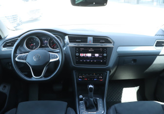 Подержанный автомобиль Volkswagen Tiguan 2021 года (12 фото)