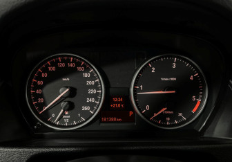 Подержанный автомобиль BMW X1 2014 года (12 фото)