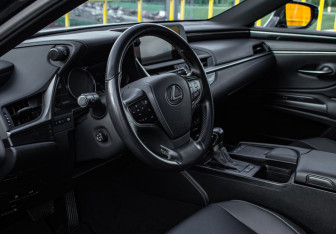 Подержанный автомобиль Lexus ES 2019 года (12 фото)