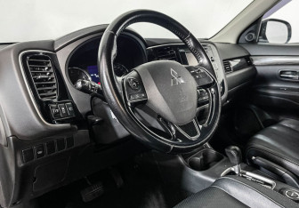 Подержанный автомобиль Mitsubishi Outlander 2015 года (13 фото)