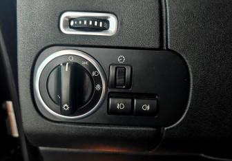 Подержанный автомобиль Land Rover Discovery 2012 года (16 фото)