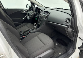 Подержанный автомобиль Opel Astra Hatchback 2011 года (13 фото)