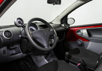 Подержанный автомобиль Peugeot 107 2010 года (10 фото)