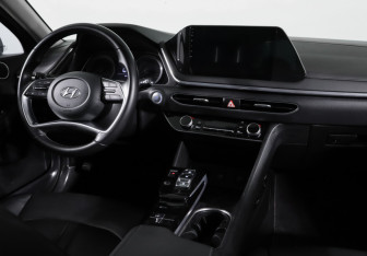 Подержанный автомобиль Hyundai Sonata 2021 года (12 фото)