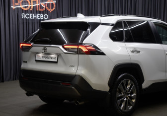 Подержанный автомобиль Toyota RAV4 2020 года (22 фото)