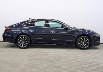 Подержанный автомобиль Hyundai Sonata 2022 года (4 фото)